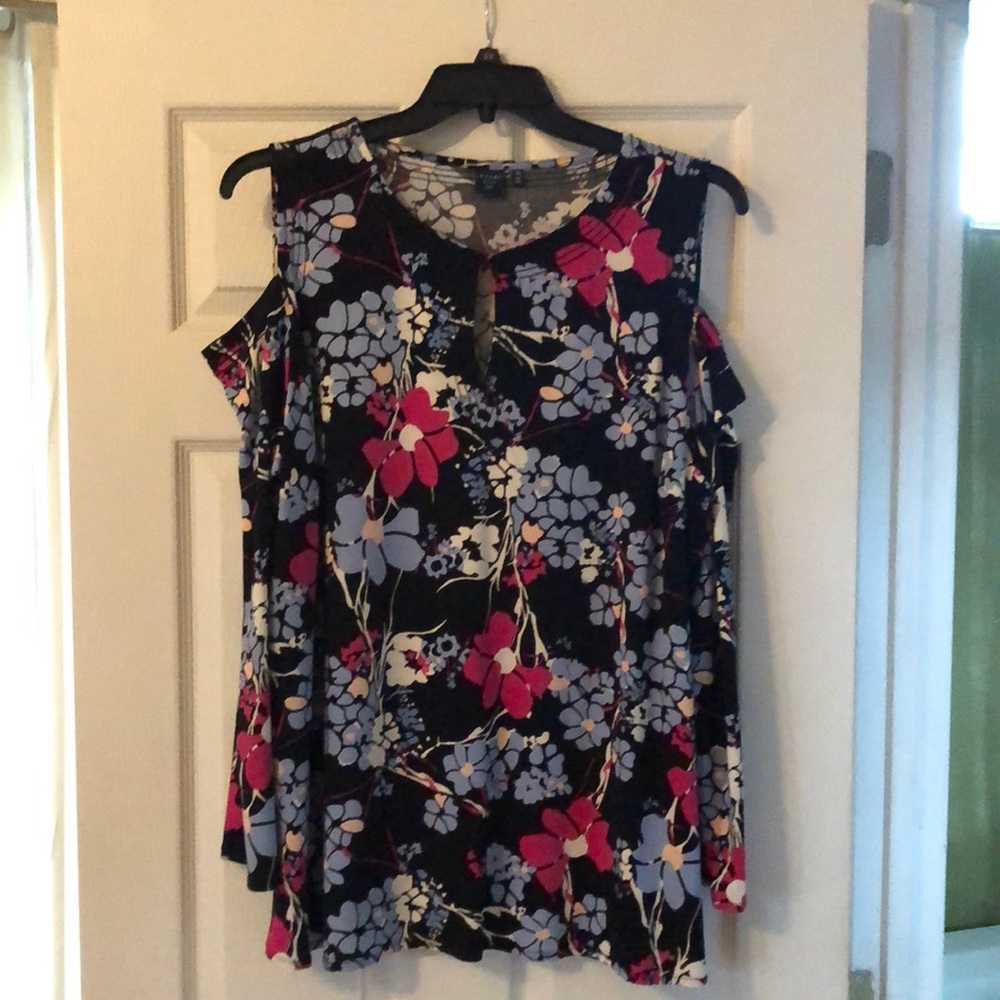 🔥 Kaari Blue women’s cold shoulder, long sleeve blouse, worn once.